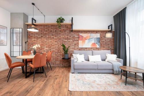 Urban Nest Rustic & Golden Superior Apartment by BookingHost