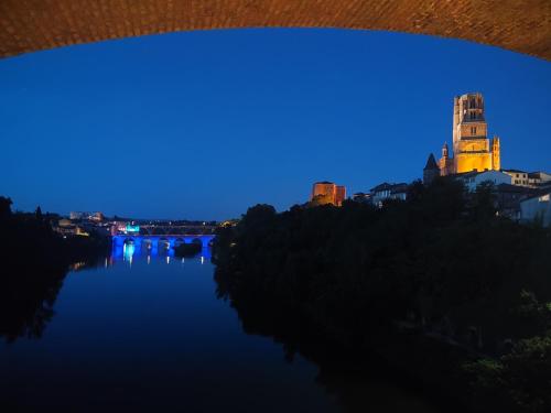 a view of a river at night at Ô Loft - 3 chambres avec 3 salles de bains - parking - climatisation in Albi