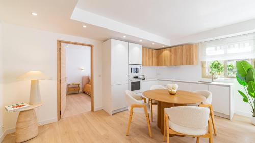 une cuisine et une salle à manger avec une table et des chaises dans l'établissement Centre Croisette - Dernier étage - 3 chambres - 3 salle de bains- Prime Location, à Cannes