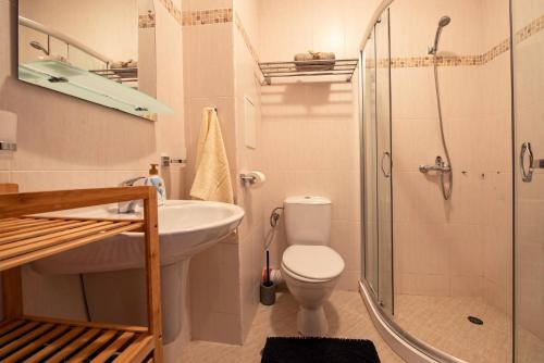 A bathroom at Cascadas Holiday Apartments