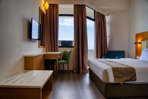 Postel nebo postele na pokoji v ubytování Hotel Sentral Seaview @ ​Beachfront
