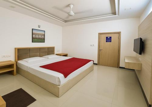 Postel nebo postele na pokoji v ubytování Stay Guru Usha Residency