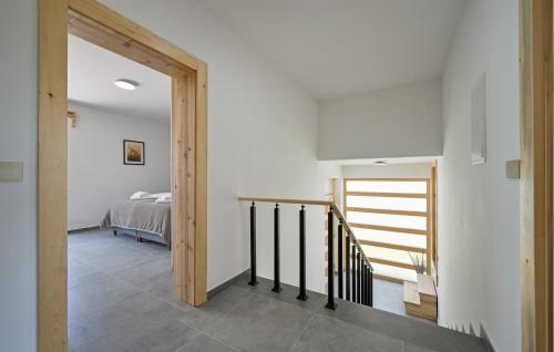 Ένα ή περισσότερα κρεβάτια σε δωμάτιο στο Amazing Home In Maglenca With Sauna