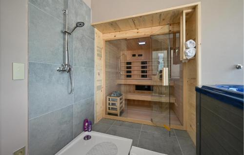 Ένα μπάνιο στο Amazing Home In Maglenca With Sauna