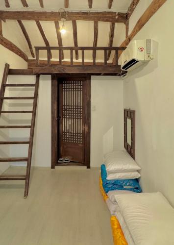 Habitación con litera y escalera en Jeonju Gaindang Hanok Stay, en Jeonju