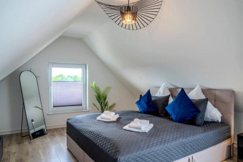 a bedroom with a bed with towels on it at Roof-Suite 03 I Aufzug I Smart-TV I Balkon I WiFi in Rheda-Wiedenbrück