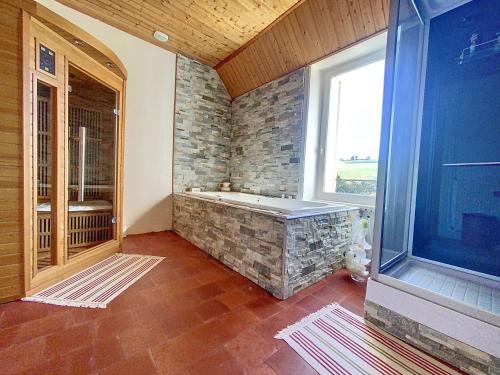 une salle de bain avec une baignoire et une fenêtre dans l'établissement B&B Le Domaine Des Soyeux, à Saint-Julien-Molin-Molette