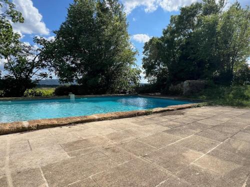 - une piscine dans une cour arborée dans l'établissement Bastide Neuve au Cœur du Luberon - Piscine Privée, à Lauris