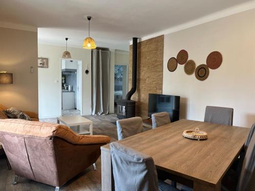 un salon avec une table en bois et un canapé dans l'établissement Maison avec jardin, Alpilles et Luberon, à Sénas