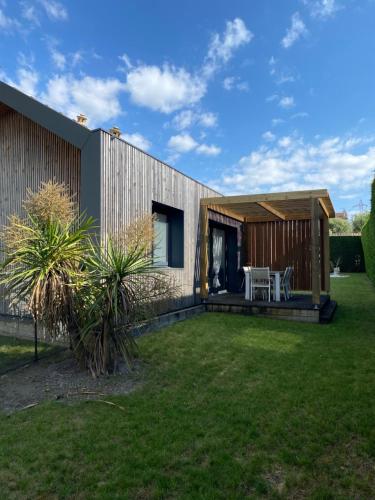 a backyard with a house with a lawn at Guesthouse proche bordeaux Parking in Eysines