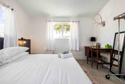 Ένα ή περισσότερα κρεβάτια σε δωμάτιο στο Rancho Relaxo - hot tub, fire pit, open air bath and comfy beds
