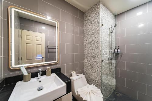 Ένα μπάνιο στο Brand-New Stylish Studio Apartment B102, Lamai, The Terraza