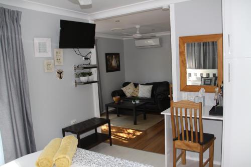 Ruang duduk di Paperbark Bed & Breakfast