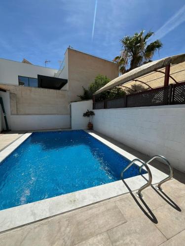 Alquibla relax y armonía con piscina junto a restaurantes y supermercados