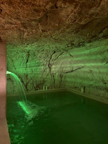 Cave Luxury Suite
