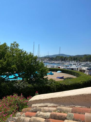 une vue d'une marina avec des bateaux dans l'eau dans l'établissement Studio au cœur de la marina, à Cogolin