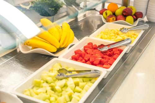 a buffet line with trays of fruits and vegetables at Seth Mestral & Llebeig in Santo Tomás