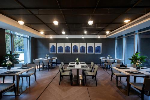 Ein Restaurant oder anderes Speiselokal in der Unterkunft ParcVue Hotel Residence Nanjing 