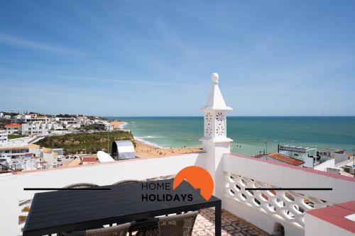 #306 Rua do Saco 11 by Home Holidays في ألبوفيرا: مبنى يحمل علامة عطلات منزلية والمحيط