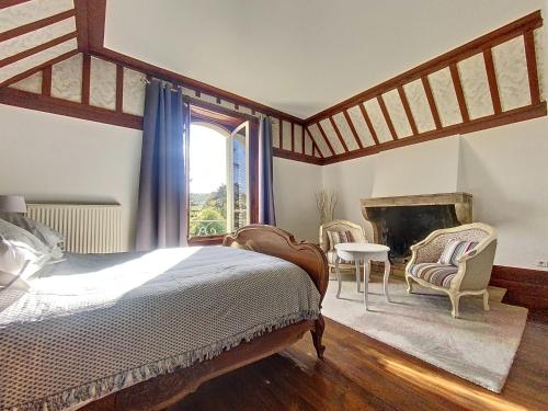 - une chambre avec un lit, une cheminée et une fenêtre dans l'établissement B&B Le Domaine Des Soyeux, à Saint-Julien-Molin-Molette
