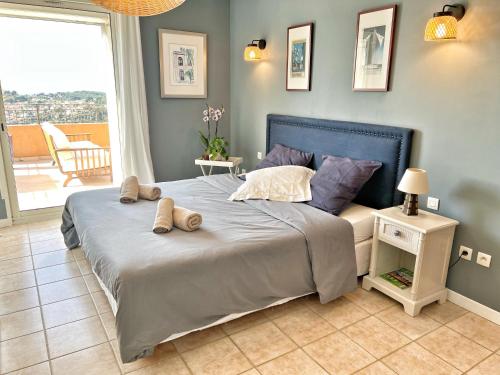 une chambre avec un lit avec deux animaux en peluche dessus dans l'établissement Magnifique villa au calme, Vue mer, piscine, à Ollioules