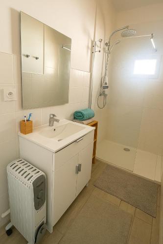 une salle de bain avec un lavabo et une douche dans l'établissement Maison au cœur de La Couronne Mer et commerces à pied, à Martigues
