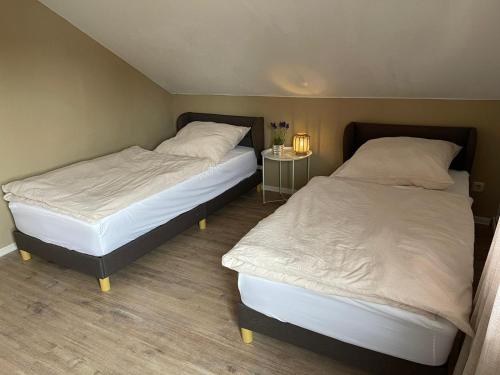 two twin beds in a room with at Ferienwohnung Emmi in Nordenham