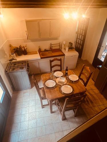 - une vue de tête sur une cuisine avec une table et des chaises en bois dans l'établissement Vacation home with pool, à Saint-Martin-le-Redon