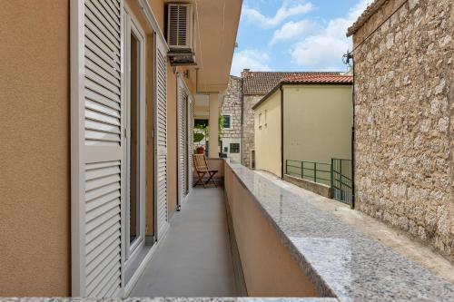 Family Apartment Violet Makarska , City Centar Located