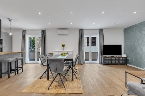 Family Apartment Violet Makarska , City Centar Located