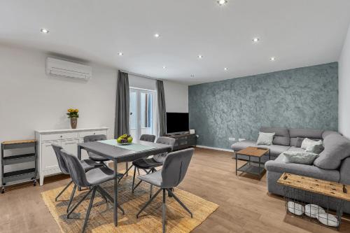 Family Apartment Violet Makarska , City Centar Located