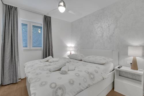 Family Apartment Violet Makarska , City Centar Located