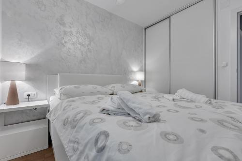 Family Apartment Violet Makarska , City Centar Located