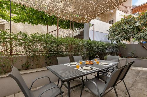 Family Apartment Violet Makarska , City Centar Located