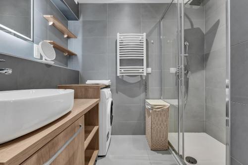 Family Apartment Violet Makarska , City Centar Located