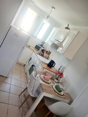 - une vue de tête sur une petite cuisine avec une table dans l'établissement Chedia, à La Celle-sous-Gouzon