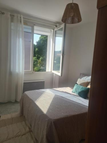 une chambre avec un lit et une fenêtre dans l'établissement Chedia, à La Celle-sous-Gouzon