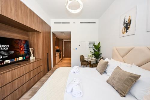 Golden Stays - Brand New JVC Studio I Modern & Fully Furnished