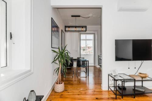 Downtown Castle and River View Apartment