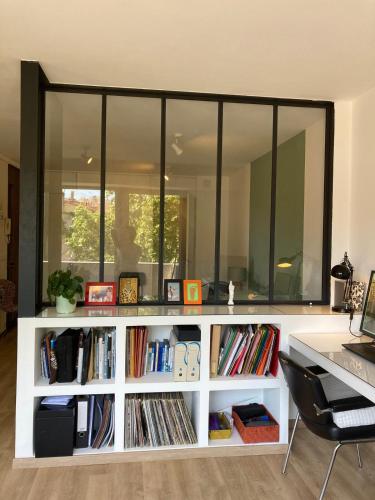 une grande étagère blanche remplie de livres dans l'établissement Apartment in Marseille city center, à Marseille