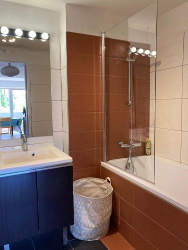 une salle de bain avec une baignoire, un lavabo et une douche dans l'établissement Apartment in Marseille city center, à Marseille