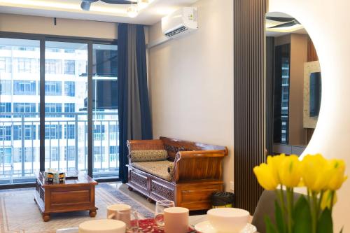 Una sala de estar con un sofá y una ventana grande. en Cozy 3BR Family Stay Duke High Way Free Parking, en Kuala Lumpur