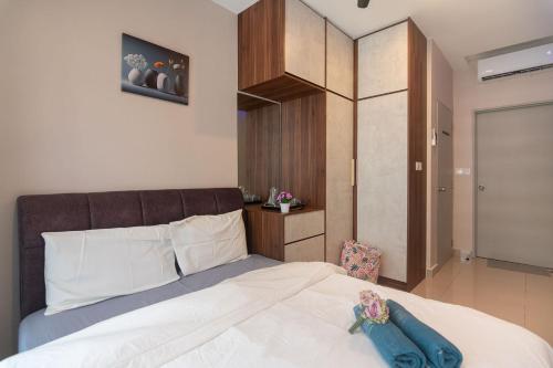 1 dormitorio con cama blanca y cabecero marrón en Cozy 3BR Family Stay Duke High Way Free Parking, en Kuala Lumpur