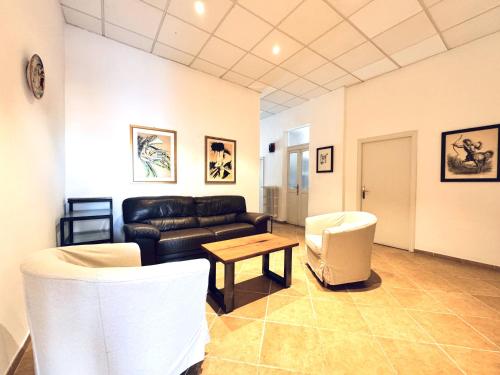 een woonkamer met een bank en een tafel bij Abbadia Panoramic Terrace in Siena