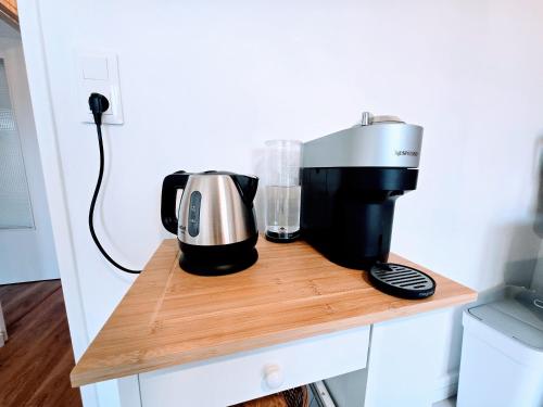 une cafetière posée sur une étagère en bois dans une cuisine dans l'établissement Bourneil - Séjour à Auxerre, à Auxerre