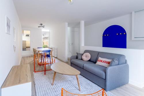 un salon avec un canapé et une table dans l'établissement La Pépinière - 7 Personnes - Gare - Centre Ville, au Mans