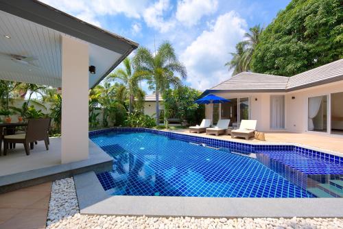 a swimming pool in the backyard of a villa at Baan Rim Talay in Nathon