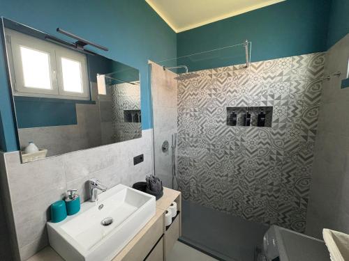 a bathroom with a sink and a shower at Cozy Apartment MM Uruguay in Milan