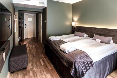 a bedroom with a large bed in a room at Scandic Uplandia in Uppsala