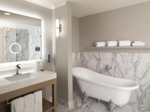 Ένα μπάνιο στο Hilton Dallas/Rockwall Lakefront Hotel